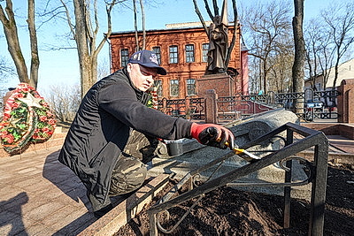 Покраска ограждений, уборка прошлогодней листвы. В Витебске прошел первый городской субботник