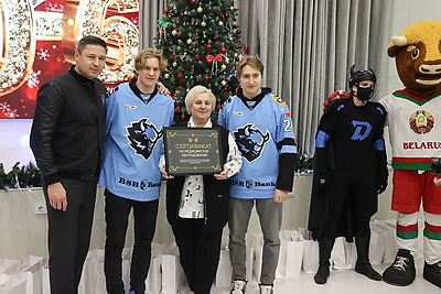 Елка, шарики, хлопушки и доброта сердец. Хоккеисты \"Динамо\" поздравили детей Ивенецкого дома-интерната с Новым годом