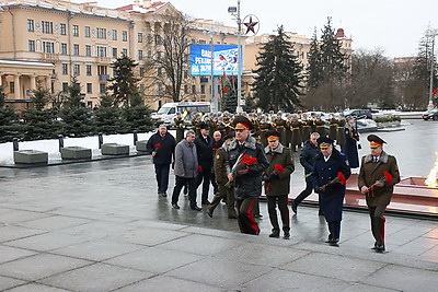 К монументу Победы возложили цветы в День защитников Отечества