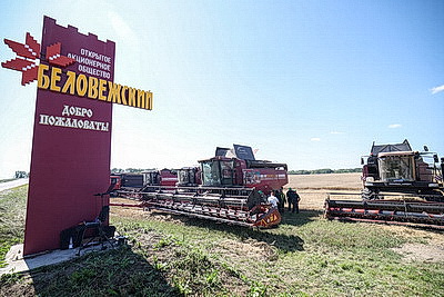 Водитель из Каменецкого района первым в стране перевез 5 тыс. тонн зерна на уборочной