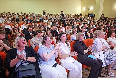 Торжественное вручение аттестатов выпускникам школ проходит в Беларуси