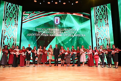 \"Образец для молодежи\". Орден Матери вручили 26 многодетным минчанкам