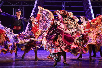 Юбилейный вечер \"Кальман против Штрауса, или Пять и пять - пятьдесят пять\" собрал на сцене весь коллектив музыкального театра