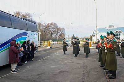 Плац-концерты, море цветов и теплых слов. В Бресте мужчины поздравили женщин
