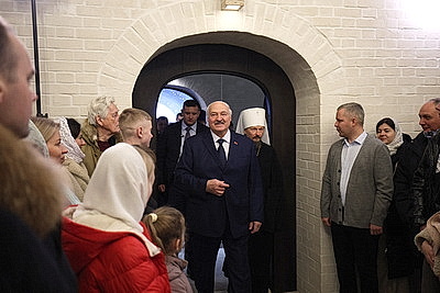 Лукашенко зажег рождественскую свечу в храме в Минском районе