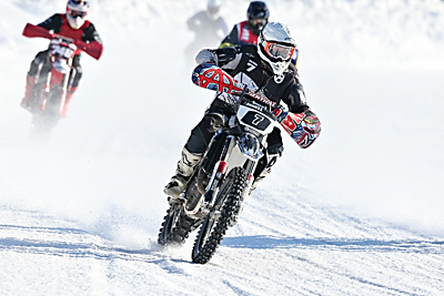 С жаждой адреналина. Белорусские гонщики покорили стихию на соревнованиях по мотоспидвею