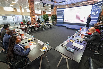 Парламентская делегация Зимбабве посетила ПВТ и ММВЦ