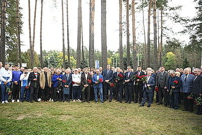 Памятник легендарному спортсмену Александру Медведю открыли на Восточном кладбище в Минске