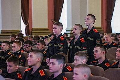 Чемпион мира по греко-римской борьбе провел встречу с суворовцами