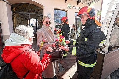 \"101 тюльпан для милых дам\". Гродненские спасатели поздравили женщин с 8 Марта