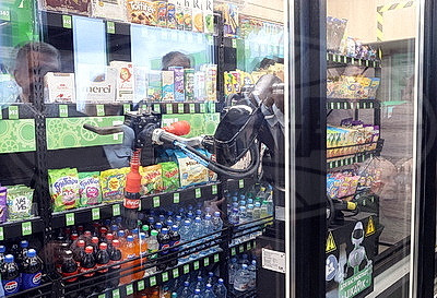 Робот-продавец появился на заправке под Гомелем