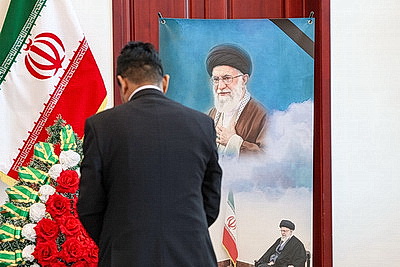 В книге соболезнований в посольстве Ирана в Беларуси продолжают оставлять записи