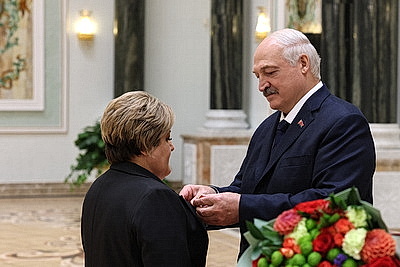Лукашенко в преддверии Дня народного единства вручил госнаграды заслуженным представителям различных сфер
