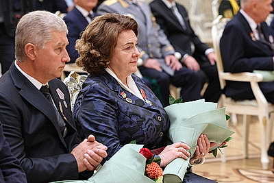 Лукашенко в преддверии Дня народного единства вручил госнаграды заслуженным представителям различных сфер