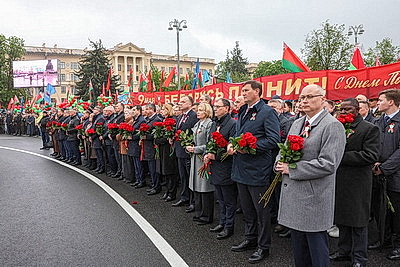 Лукашенко возложил венок к монументу Победы в Минске
