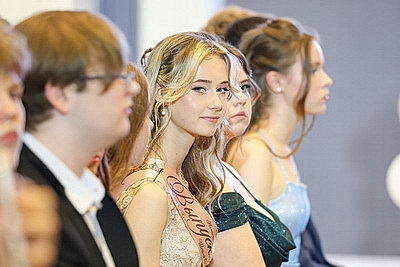 Торжественное вручение аттестатов выпускникам школ проходит в Беларуси