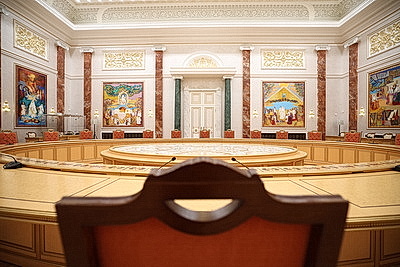 Для научных сотрудников НАН и представителей БГЭУ провели экскурсию во Дворце Независимости