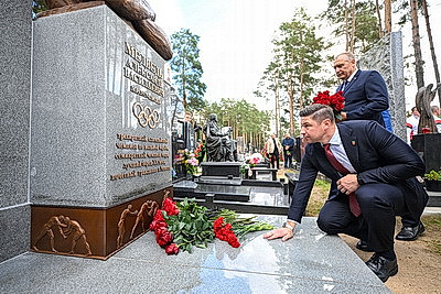 Памятник легендарному спортсмену Александру Медведю открыли на Восточном кладбище в Минске