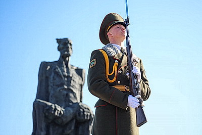 \"Пусть скорбь и печаль обернутся в мужество ваше и силу\". В Хатыни проходит всенародная вахта памяти