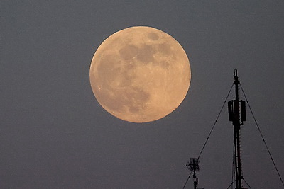 Снежная Луна в небе над Беларусью