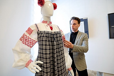 С точностью в деталях. В Витебске открылась выставка народного костюма от молодого дизайнера