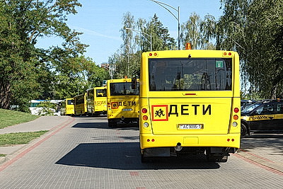 Учреждениям образования Брестской области вручили ключи от новых автобусов и автомобилей