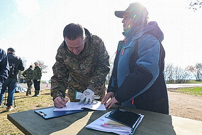 Республиканский субботник: премьер принял участие в благоустройстве братской могилы в Минском районе