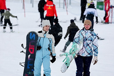 Любители активного отдыха провели праздничные выходные на снежных склонах