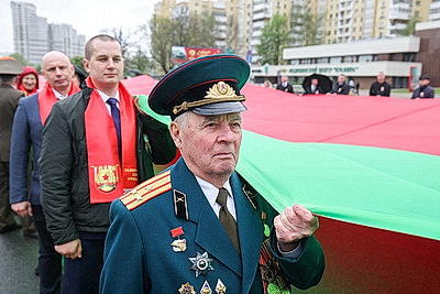 Шествие с самым большим флагом Беларуси стартовало от стелы \"Минск - город-герой\"