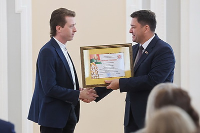 Учителя продолжают принимать поздравления в преддверии профессионального праздника