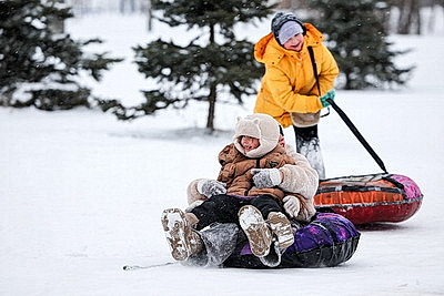 В Минске оборудованы снежные горки для зимних забав