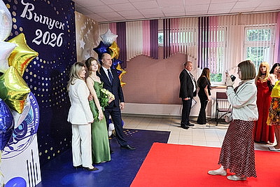 Торжественное вручение аттестатов выпускникам школ проходит в Беларуси