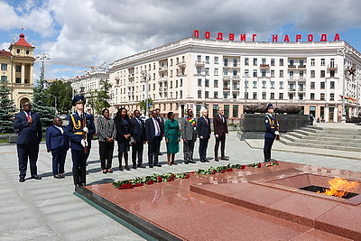 Председатель Национальной ассамблеи Парламента Зимбабве возложил венок к монументу Победы в Минске