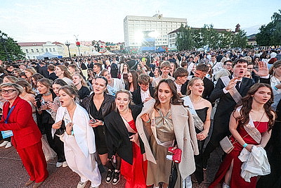 Ярко и красочно в Беларуси прошли выпускные вечера
