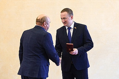 Турчин вручил госнаграды представителям различных сфер