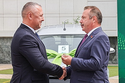 Ключи от 12 медицинских автомобилей вручили учреждениям здравоохранения регионов