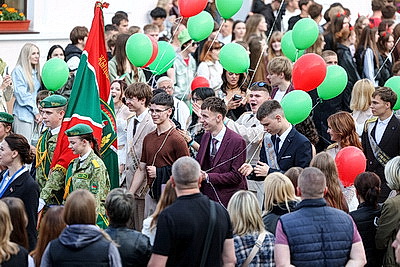 Ярко и красочно в Беларуси прошли выпускные вечера