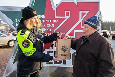 Сотрудники ГАИ традиционно поздравили водителей-мужчин во время праздничной акции в Витебске