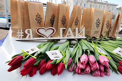 Цветы для солнечных улыбок автоледи. В Витебске стартовала областная акция ГАИ в честь Дня женщин