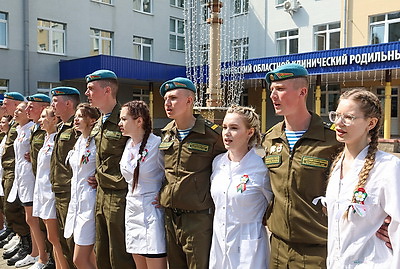 \"Вальс Победы\" станцевали в Витебском областном клиническом роддоме