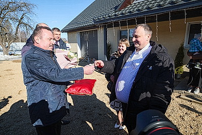 Мамина мечта исполнилась. Многодетной семье из Вилейского района подарили автомобиль