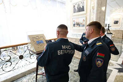 Со службы - в поля. Убиравшие урожай сотрудники МЧС посетили Дворец Независимости