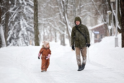 Морозный зимний день: снегопад не повод сидеть дома для активных жителей