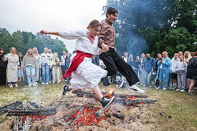 Цветочные венки, народные песни и танцы. Один из самых летних праздников - Купалье прошел на Августовском канале