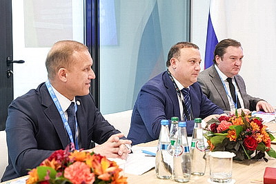 Главная тема - промышленное сотрудничество. Каранкевич встретился с руководителями делегаций регионов РФ