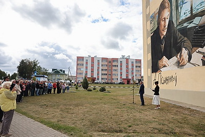 Мемориальную доску Ивану Чигринову, мурал с изображениями знаменитых земляков открыли в Костюковичах