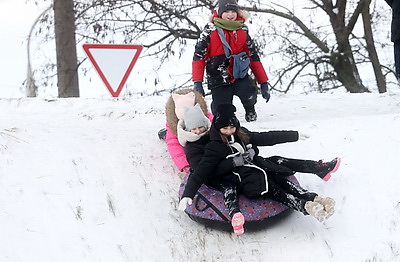 Любители активного отдыха провели праздничные выходные на снежных склонах