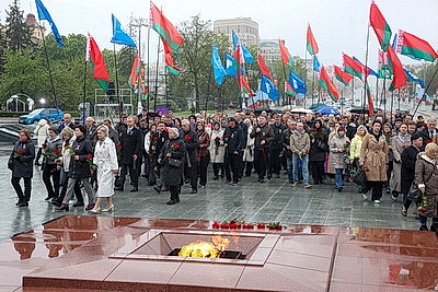 Народное возложение цветов к монументу Победы проходит в Минске