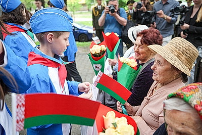 Ветераны Великой Отечественной войны принимают поздравления с 9 Мая