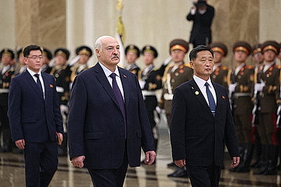 Лукашенко по прибытии в Пхеньян посетил Кымсусанский дворец Солнца и почтил память корейских вождей